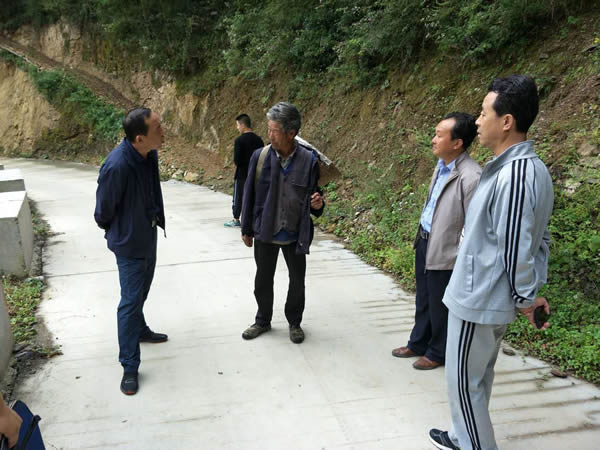 隴運集團(tuán)公司黨委書記、董事長李寅祥同志深入琵琶鎮(zhèn)寧強村開展幫扶工作