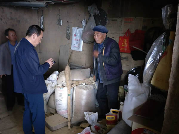 隴運集團(tuán)公司黨委書記、董事長李寅祥同志深入琵琶鎮(zhèn)寧強村開展幫扶工作