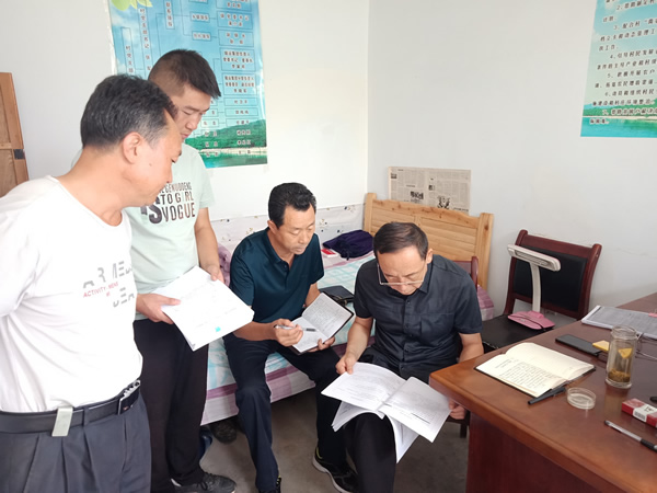 隴運集團公司黨委書記、董事長李寅祥深入琵琶鎮(zhèn)寧強村檢查指導(dǎo)幫扶工作